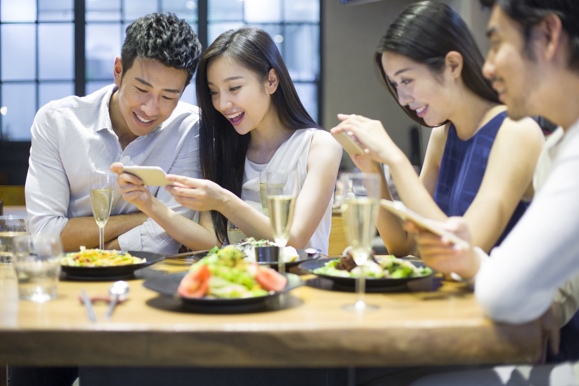 friends-having-dinner-together-2022-03-29-08-20-02-utc- optimizada 1920px